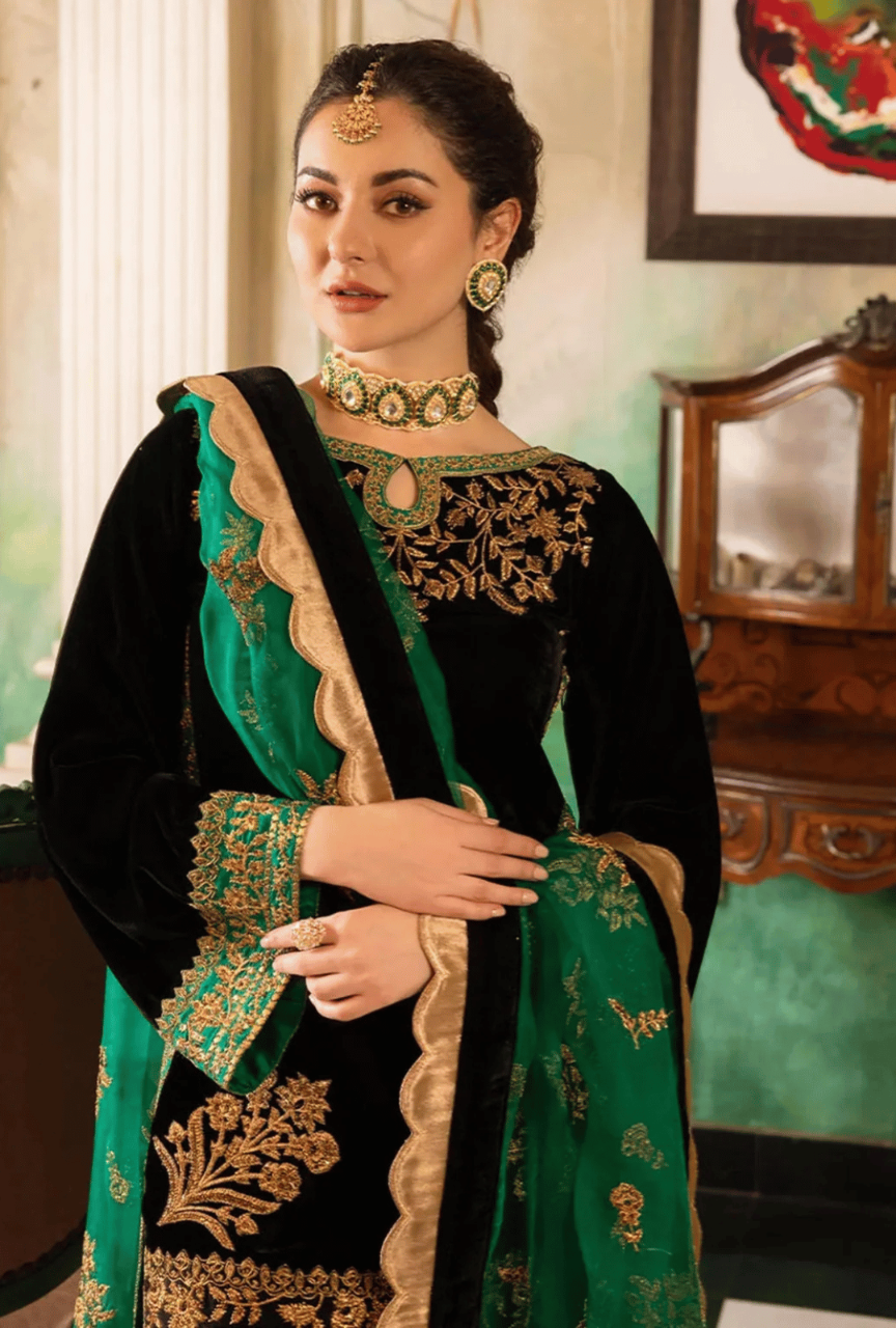 Unstitched 3 PEC Heavy Embroidered Velvet Suit With Four Sided Embroidered Organza Dupatta