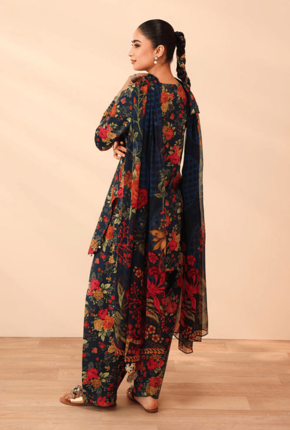Unstitched 3 Piece Digital Printed Khaddar Suit With Printed Khaddar Dupatta